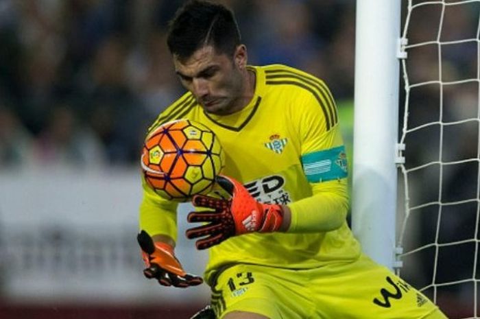 Kiper Real Betis, Antonio Adan, dalam laga kontra Real Madrid pada 24 Januari 2016