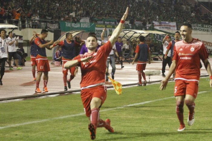 Penyerang Persija Jakarta, Marko Simic merayakan gol ke gawang PSMS Medan pada leg pertama semifinal Piala Presiden di Stadion Manahan, Kota Solo, Sabtu (10/2/2018).