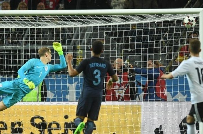 Kiper Inggris, Joe Hart (kiri), gagal mencegah bola hasil tendangan penyerang Jerman, Lukas Podolski, masuk ke gawang dalam duel uji coba di Stadion Signal Iduna Park, Dortmund, 22 Maret 2017.