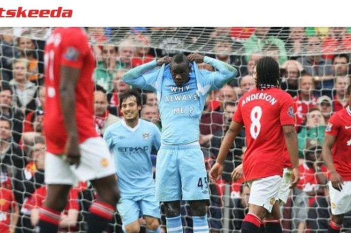 Selebrasi Mario Balotelli saat derbi Manchester yang mempertemukan Manchester United vs Manchester C