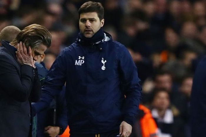 Pelatih Tottenham Hotspur, Mauricio Pochettino (kanan), berjalan menghampiri dan menghibur pelatih Wycombe Wanderers, Gareth Ainsworth, seusai laga Piala FA yang dimenangi Spurs di Stadion White Hart Lane, London, 28 Januari 2017.