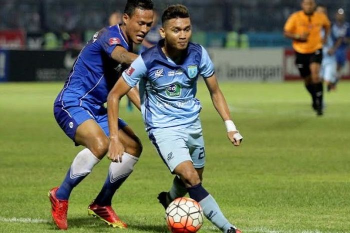 Striker Persela, Dendy Sulistiawan (kanan) mencoba lepas dari penjagaan bek Persib, Jajang Sukmara di Stadion Surajaya, Lamongan, 26 November 2016. 