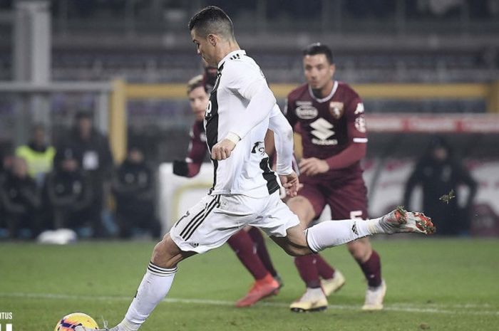 Megabintang Juventus, Cristiano Ronaldo, mengeksekusi penalti dalam laga Liga Italia melawan Torino di Stadion Olimpico Grande Torino, Turin pada 15 Desember 2018.