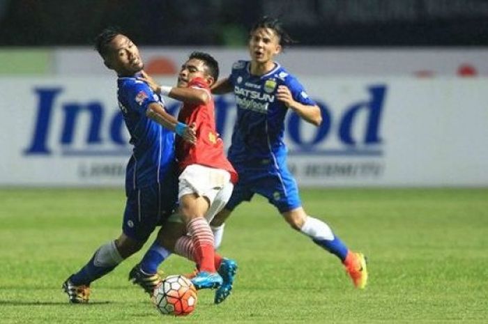 Pergerakan lincah gelandang sayap Persija, Abrizal Umanailo (tengah), kerap memaksa Tony Sucipto Cs 