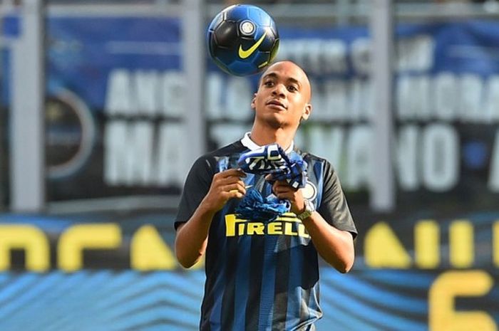 Gelandang  Joao Mario dalam acara perkenalan resmi sebagai pemain Inter Milan sebelum laga Serie A kontra Palermo di Stadion Giuseppe Meazza, 28 Agustus 2016.