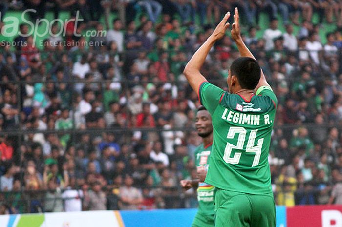 Gelandang PSMS Medan, Legimin Rahardjo, membalas sambutan pendukung timnya saat dimainkan di babak kedua melawan Persija Jakarta dalam laga lanjutan Liga 1 2018 di Stadion Teladan, Jumat (6/4/2018) sore.