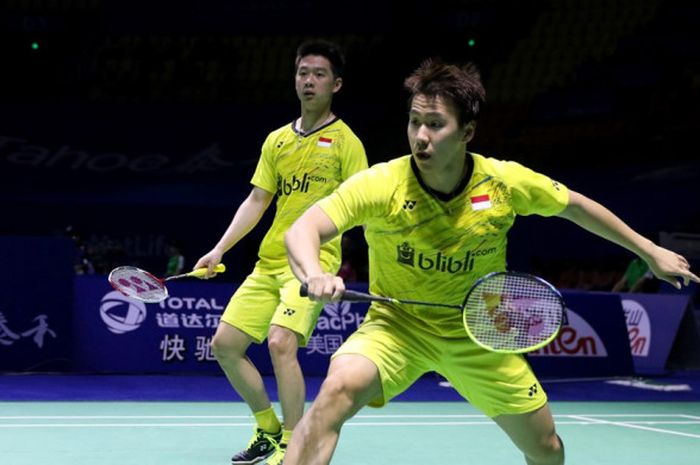 Pasangan ganda putra Indonesia, Marcus Fernaldi Gideon (kanan)/Kevin Sanjaya Sukamuljo, saat menjalani laga melawan Vladimir Ivanov/Ivan Sozonov (Rusia) pada babak perempat final China Terbuka 2017.