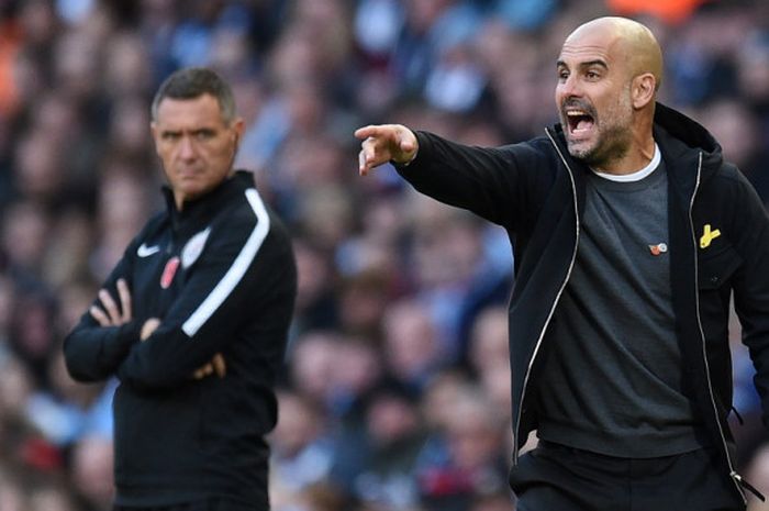 Manajer Manchester City, Josep Guardiola (kanan), memberikan instruksi kepada anak-anak asuhnya dalam laga Liga Inggris kontra Arsenal di Stadion Etihad, Manchester, pada 5 November 2017.