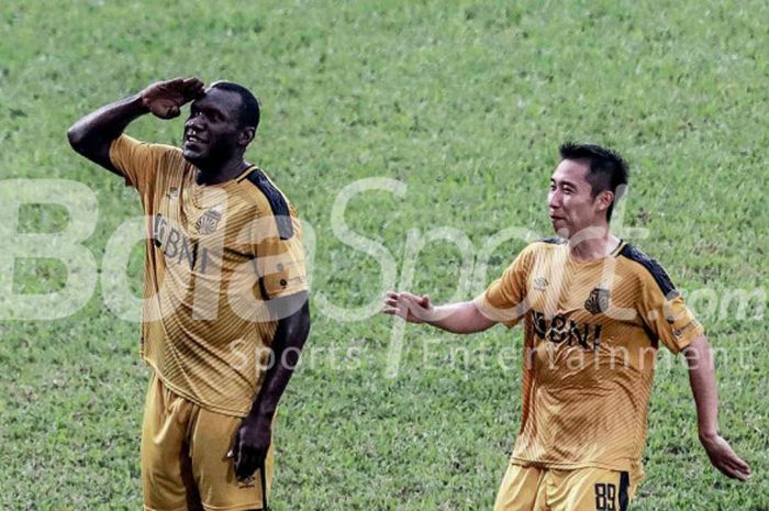 Selebrasi penyerang Bhayangkara FC, Herman Dzumafo, seusai mencetak gol ke gawang PS Tira pada pertandingan lanjutan Liga 1 di Stadion PTIK, Jumat (4/5/2018). 