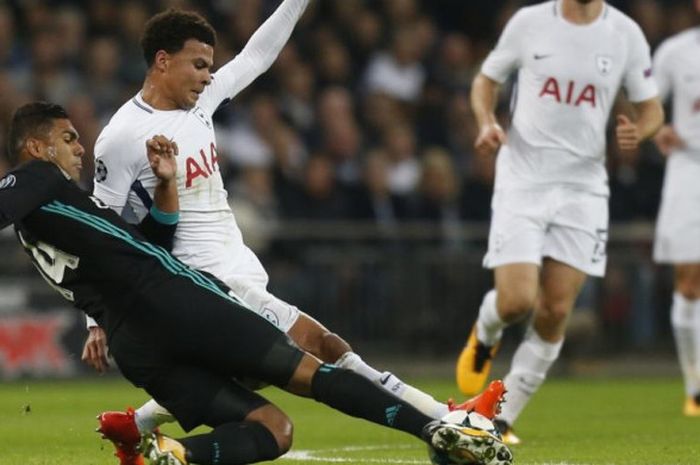 Gelandang Real Madrid, Casemiro, melepaskan tekel terhadap pemain Tottenham Hotspur, Dele Alli, dalam partai Liga Champions di Stadion Wembley, London, 1 November 2017.