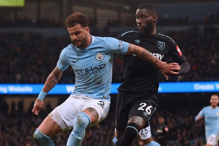 Bek Manchester City, Kyle Walker (kiri), berduel dengan pemain West Ham United, Arthur Masuaku, dalam laga Liga Inggris di Stadion Etihad, Manchester, pada 3 Desember 2017.