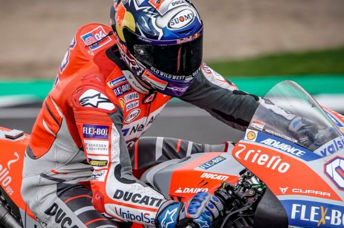 Pebalap Ducati, Andrea Dovizioso, saat menjalani kualifikasi MotoGP Inggris di Sirkuit Silverstone, Inggris, Sabtu (26/8/2018).