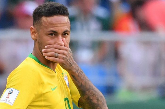   Pemain Brasil, Neymar, dalam laga kontra Meksiko pada babak 16 besar Piala Dunia 2018 di Stadion Samara, Senion (2/7/2018)  