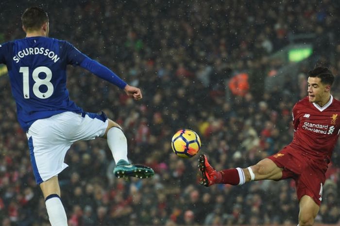 Gelandang Liverpool FC, Philippe Coutinho (kanan), berduel dengan pemain Everton, Gylfi Sigurdsson, dalam laga Liga Inggris di Stadion Anfield, Liverpool, pada 10 Desember 2017.