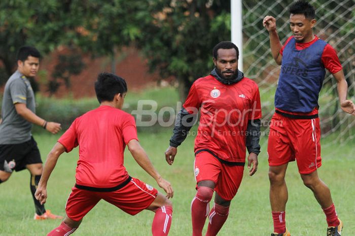 Pemain Persija Jakarta, Septinus Alua (tengah) dalam sesi latihan Macan Kemayoran