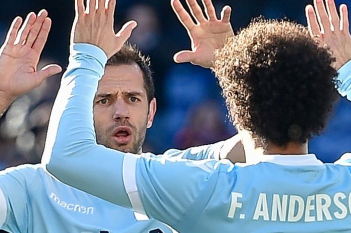 Gelandang Lazio, Felipe Anderson, merayakan gol dengan Senad Lulic dalam laga Lazio kontra Crotone pada pekan ke-18 Liga Italia, Sabtu (23/12/2017) di Stadion Olimpico, Roma.