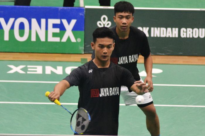 Pebulu tangkis ganda putra U-19 Indonesia Ghifari Anandaffa Prihardika/Ferdian Mahardika Ranialdy, lakukan servis lawan wakil China Guo Xinwa/Shiwen Liu, Sabtu (7/4/2018).