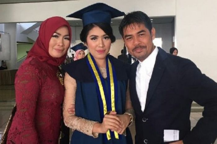 Medina Amanda diapit Nilmaizar da istri, usai diwisuda d ITB Bandung, sabtu, 21/10/2017