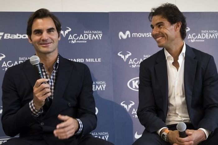 Rafael Nadal (kanan) tersenyum kepada Roger Federer saat pembukaan Rafa Nadal Academy di Manacor, Spanyol, 19 Oktober 2016.