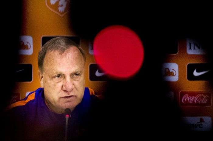 Pelatih timnas Belanda, Dick Advocaat, menjalani jumpa pers di Alkmaar, 2 September 2017.