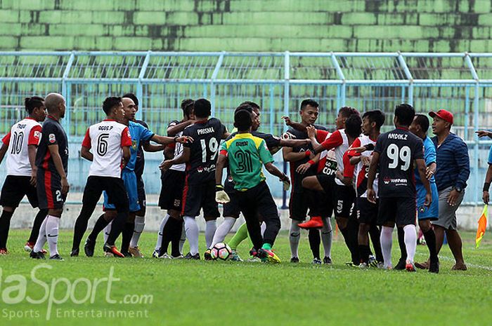 Para pemain PSBK Blitar dan Persewangi Banyuwangi terlibat baku hantam dalam babak play-off khusus Liga 2 di Stadion Kanjuruhan Malang, Jawa Timur, Selasa (10/10/2017) sore.