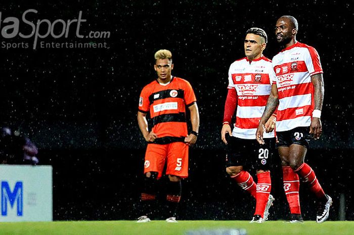 Striker Madura United, Cristian Gonzales (kiri) dan Patrcik N'Koyi, saat tampil melawan Perseru Serui pada hari pertama laga kedua Piala Presiden 2018 Grup C di Stadion Gelora Bung Tomo Surabaya, Jawa Timur, Kamis (18/01/2018) malam.