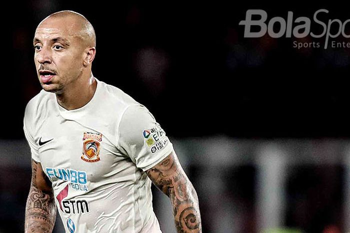 Gelandang Borneo FC, Julien Faubert, saat tampil melawan Persija Jakarta dalam laga pekan keempat Liga 1 2018 di Stadion Utama Gelora Bung Karno, Sabtu (14/4/2018) malam.