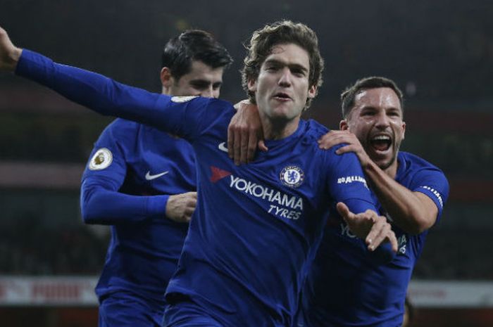  Bek Chelsea, Marcos Alonso (tengah), merayakan golnya saat melawan Arsenal dalam pertandingan Liga Inggris 2017-2018 di Stadion Emirates, London, Inggris, pada Rabu (3/1/2018) malam waktu setempat alias Kamis dini hari WIB.  