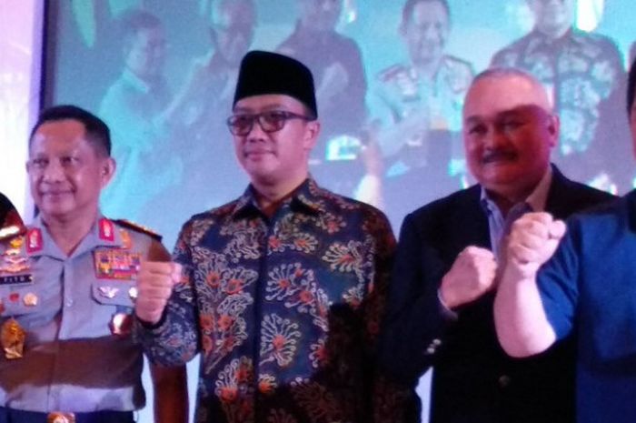 Menteri Pemuda dan Olahraga Imam Nahrawi (ketiga dari kanan) berpose seusai acara diskusi Asian Games 2018 di Hotel Le Meridien, Jakarta, Rabu (2/5/2018).