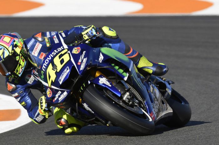 Pebalap tim Movistar Yamaha, Valentino Rossi, saat beraksi di Sirkuit Ricardo Tormo, Valencia, dalam sesi latihan bebas, Jumat (10/11/2017).