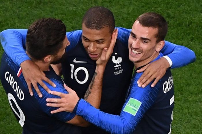   Penyerang Prancis, Kylian Mbappe (tengah), merayakan gol yang dicetak bersama Olivier Giroud dan Antoine Griezmann dalam laga Grup C Piala Dunia 2018 kontra Peru di Ekaterinburg Arena, Ekaterinburg, Rusia pada 21 Juni 2018.   