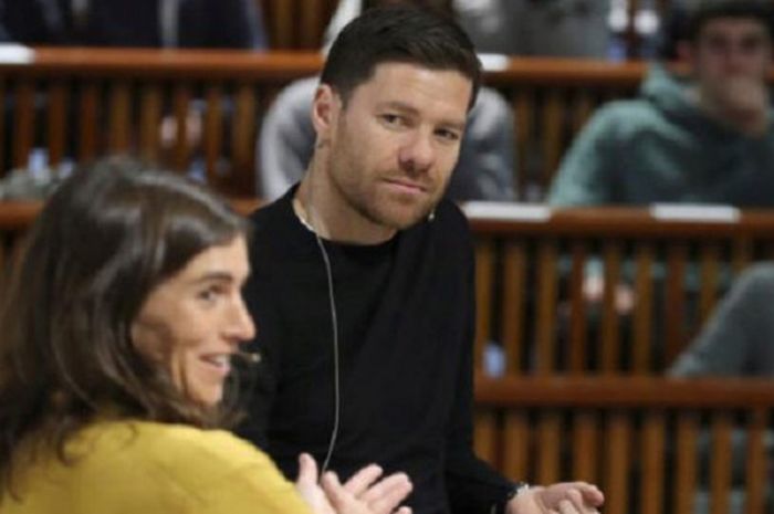 Xabi Alonso saat acara university talk di San Sebastian