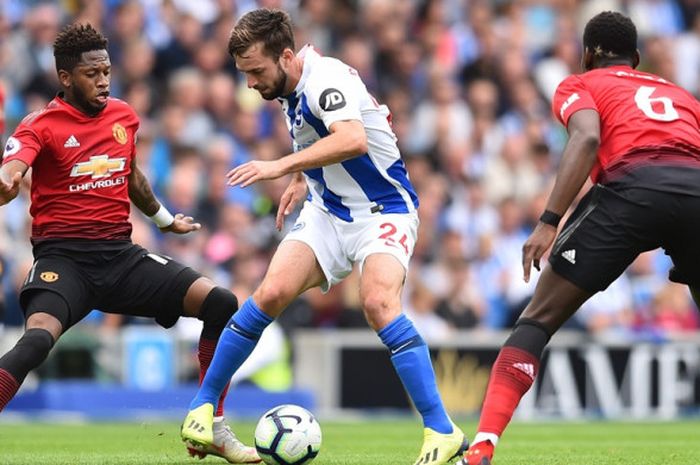 Gelandang Manchester United, Fred (kiri), berduel dengan gelandang Brighton & Hove Albion, Davy Propper, dalam laga Liga Inggris di Stadion Amex, Brighton pada 19 Agustus 2018.