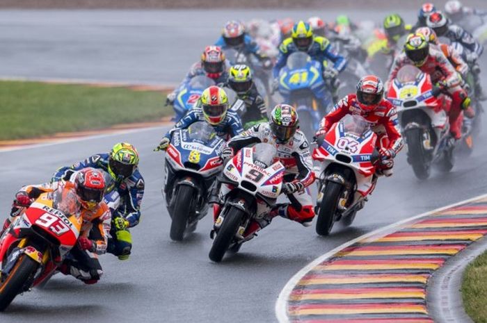 Pebalap Repsol Honda, Marc Marquez, memimpin balapan MotoGP Jerman di Sirkuit Sachsenring di Hohenstein-Ernstthal, Jerman, Minggu (17/7/2016).