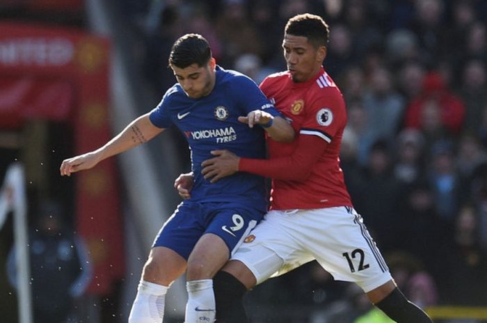 Bek Manchester United, Chris Smalling (kanan), berduel dengan penyerang Chelsea, Alvaro Morata, dalam laga Liga Inggris di Stadion Old Trafford, Manchester, pada 25 Februari 2018.