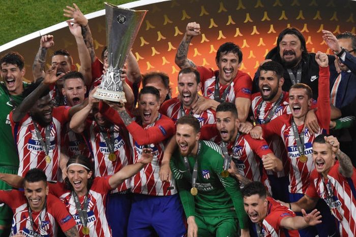  Atletico Madrid mengangkat trofi Liga Europa setelah memenangi laga final 2017-2018 dengan mengalahkan Olympique Marseille 3-0, Kamis (17/5/2018) dini hari WIB di Stadion Parc OL, Lyon. 