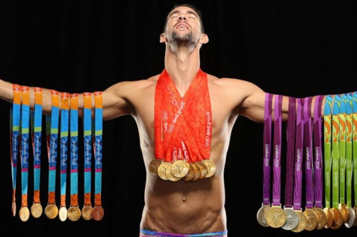 Michael Phelps, perenang Amerika Serikat, yang menantang hiu putih.