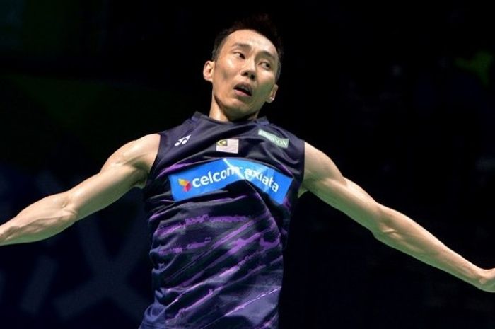 Pebulu tangkis tunggal putra Malaysia, Lee Chong Wei, bereaksi setelah dikalahkan Lin Dan (China) pada semifinal Kejuaraan Asia di Wuhan Sports Center Gymnasium, Sabtu (29/4/2017).