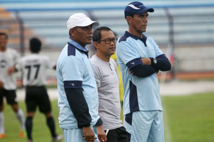 Pelatih Persela, Aji Santoso (tengah), bersama asisten pelatih Ragil Sudirman (kiri), dan pelatih kiper Erik Ibrahim (kanan) saat memantau pemainnya pada sesi latihan di Stadion Surajaya, Lamongan, Kamis (15/2/2018).