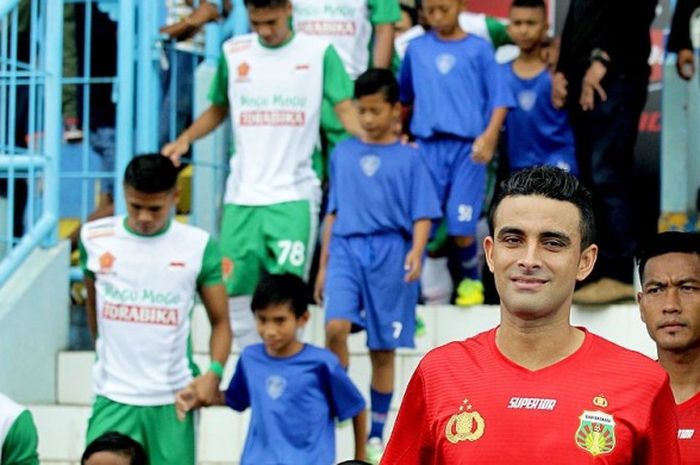 Bek Bhayangkara FC, Otavio Dutra (kedua dari kanan), berjalan memasuki lapangan menjelang laga melawan PS TNI dalam laga kedua grup B Piala Presiden 2017 yang berakhir dengan skor 2-1 di Stadion Kanjuruhan Malang, Jawa Timur (11/02/2017).