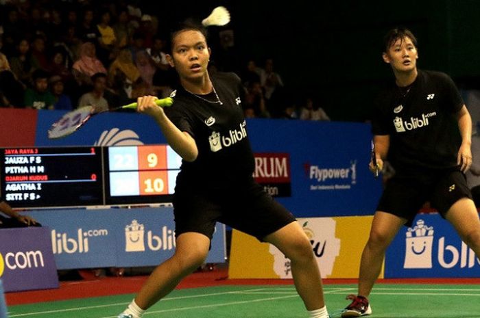 Pasangan ganda putri dari PB Djarum, Agatha Imanuela/Siti Fadia Silva Ramadhanti, berlaga pada babak final Blibli.com Superliga Junior 2017, di GOR Djarum, Magelang, Jawa Tengah, Minggu (10/12/2017).