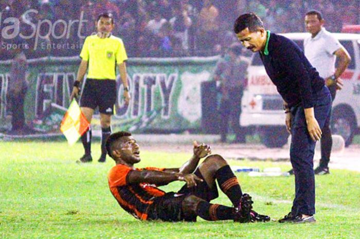 Pelatih PSMS Medan, Djadjang Nurdjaman (kanan), berbicara dengan seorang pemain Perseru Serui, saat PSMS Medan melawan Perseru Serui dalam laga lanjutan Liga 1 2018 melawan Perseru Serui, di Stadion Teladan, Medan, Jumat (20/4/2018).