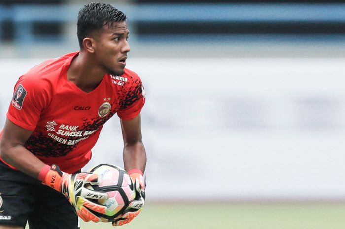 Kiper Sriwijaya FC, Teja Paku Alam, saat melawan Persib Bandung di Piala Presiden 2018, Selasa (16/1