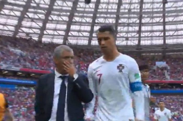 Megabintang Portugal, Cristiano Ronaldo, berbincang dengan pelatih Fernando Santos dalam laga kontra Maroko pada penyisihan grup Piala Dunia 2018 di Luzhniki Stadium, Rabu (20/6/2018)