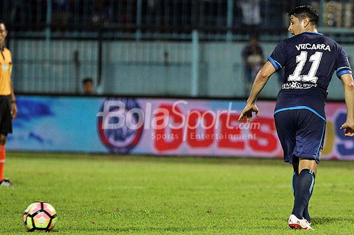 Gelandang Arema FC, Esteban Vizcarra, bersiap melakukan tendangan bebas saat melawan PS TNI dalam laga pekan ke-29 Liga 1 di Stadion Kanjuruhan Malang, Jawa Timur, Sabtu (14/10/2017) malam.