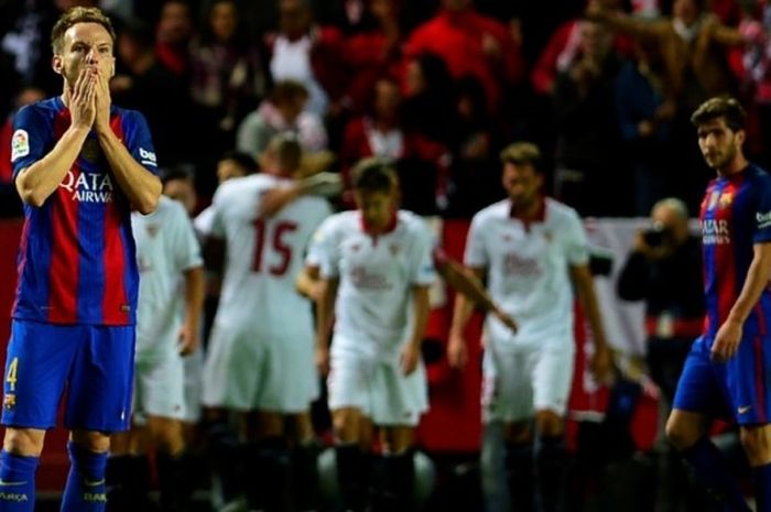 Reaksi gelandang FC Barcelona, Ivan Rakitic (kiri), saat timnya kebobolan oleh Sevilla FC dalam duel La Liga di Stadion Ramon Sanchez Pizjuan, Sevilla, 6 November 2016.