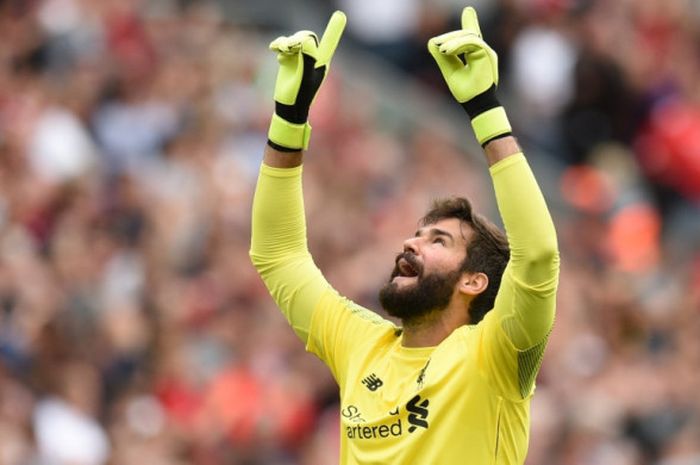 Kiper Liverpool Alisson Becker merayakan gol tim ke gawang West Ham United dalam laga Liga Inggris di Stadion Anfield, Liverpool, 12 Agustus 2018.