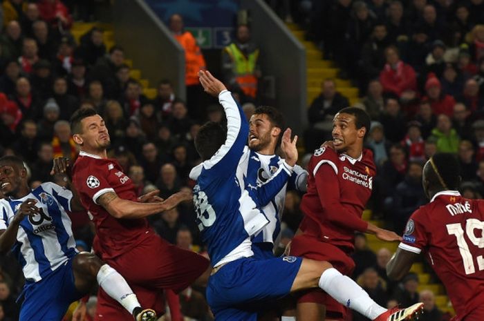 Situasi perebutan bola udara pada pertandingan leg kedua babak 16 besar Liga Champions antara Liverpool FC melawan FC Porto di Stadion Anfield, Selasa (6/3/2018) waktu setempat.