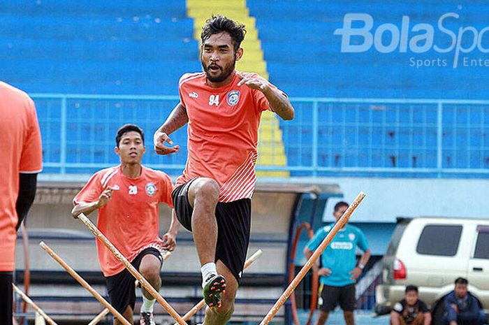 Gelandang Arema FC, Ferry Aman Saragih, saat berlatih bersama Arema FC di Stadion Kanjuruhan, Malang.