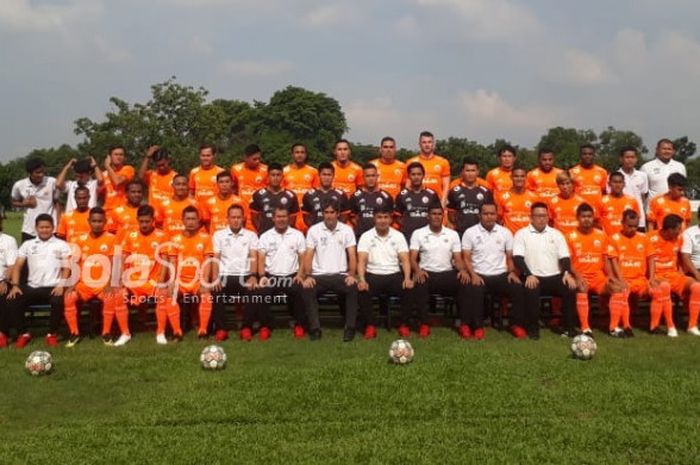  Skuat Persija Jakarta dan ofisial tim melakukan sesi foto jelang melakoni latihan terakhir di Lapangan Halim Perdanakusuma, Jakarta Timur, Jumat (7/12/2018). 